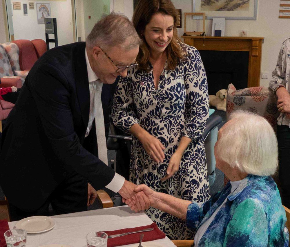 Prime Minister Anthony Albanese and the Hon Anika Wells MP chat with a resident.