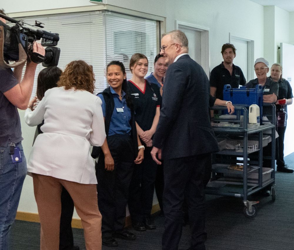The Hon Amanda Rishworth MP and Prime Minister Anthony Albanese with Eldercare Seaford staff..
